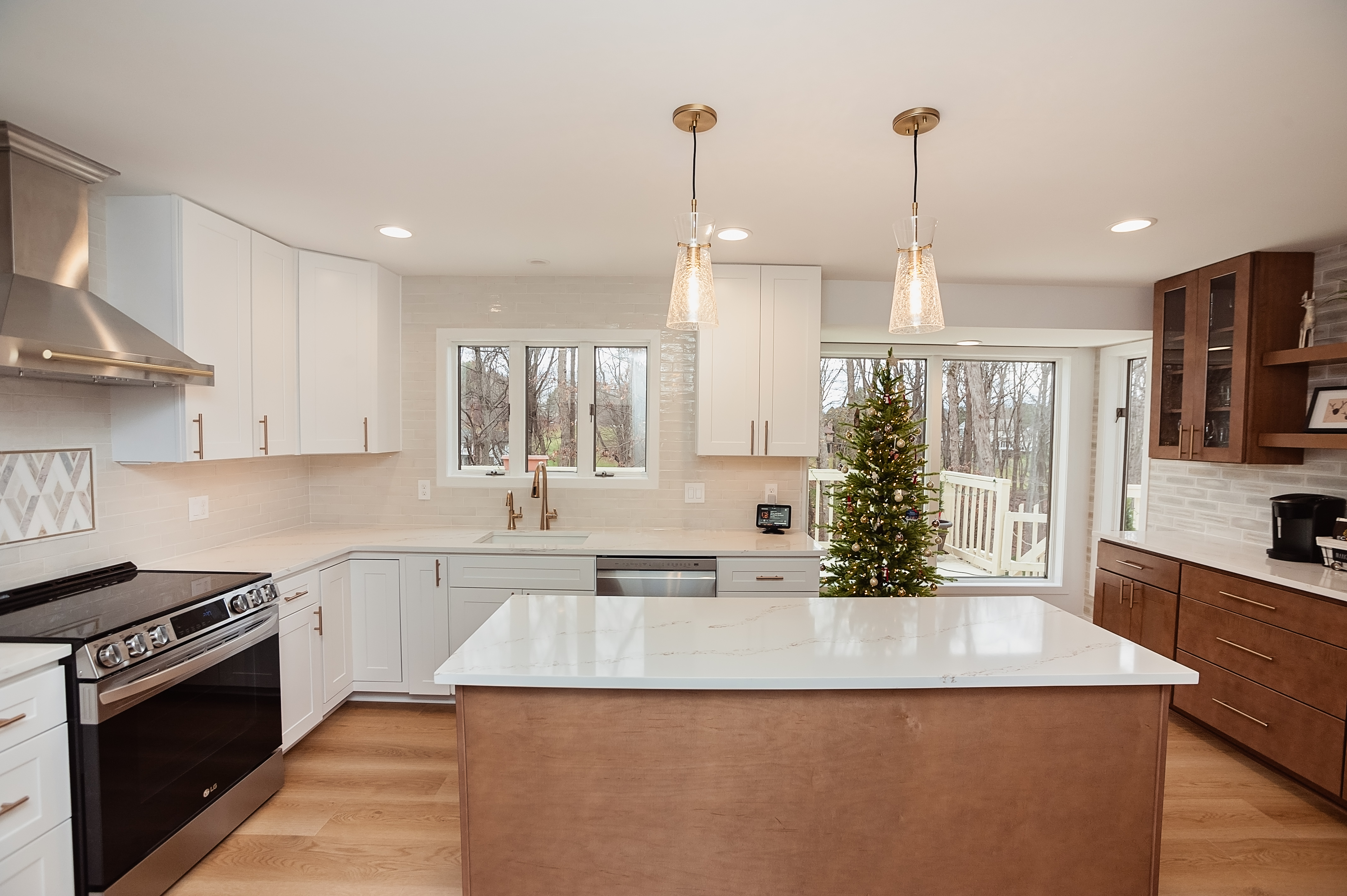 White & Warm Wood Kitchen